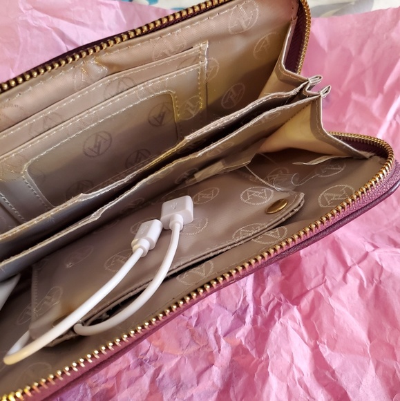 Adrienne Vittadini maroon leather Tech wallet Nwt - Picture 6 of 7